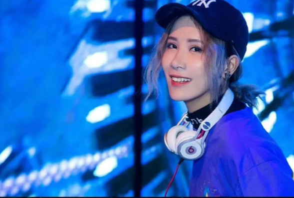 DJ UNA