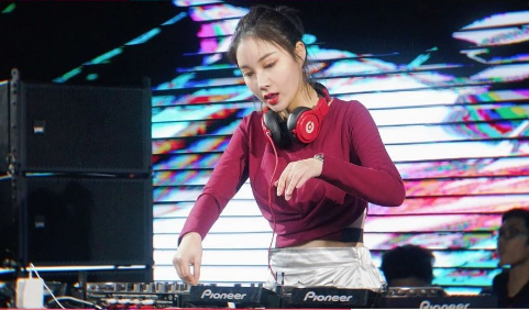 DJ CORA