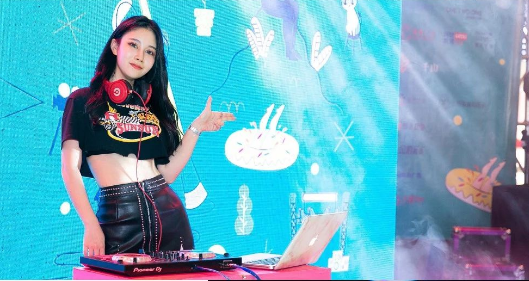 DJ CORA