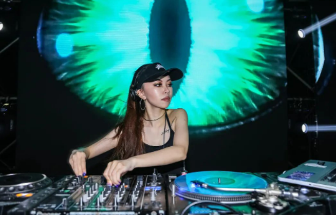 DJ NORA