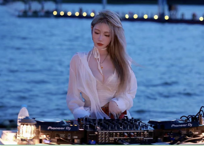 DJ RACHEL