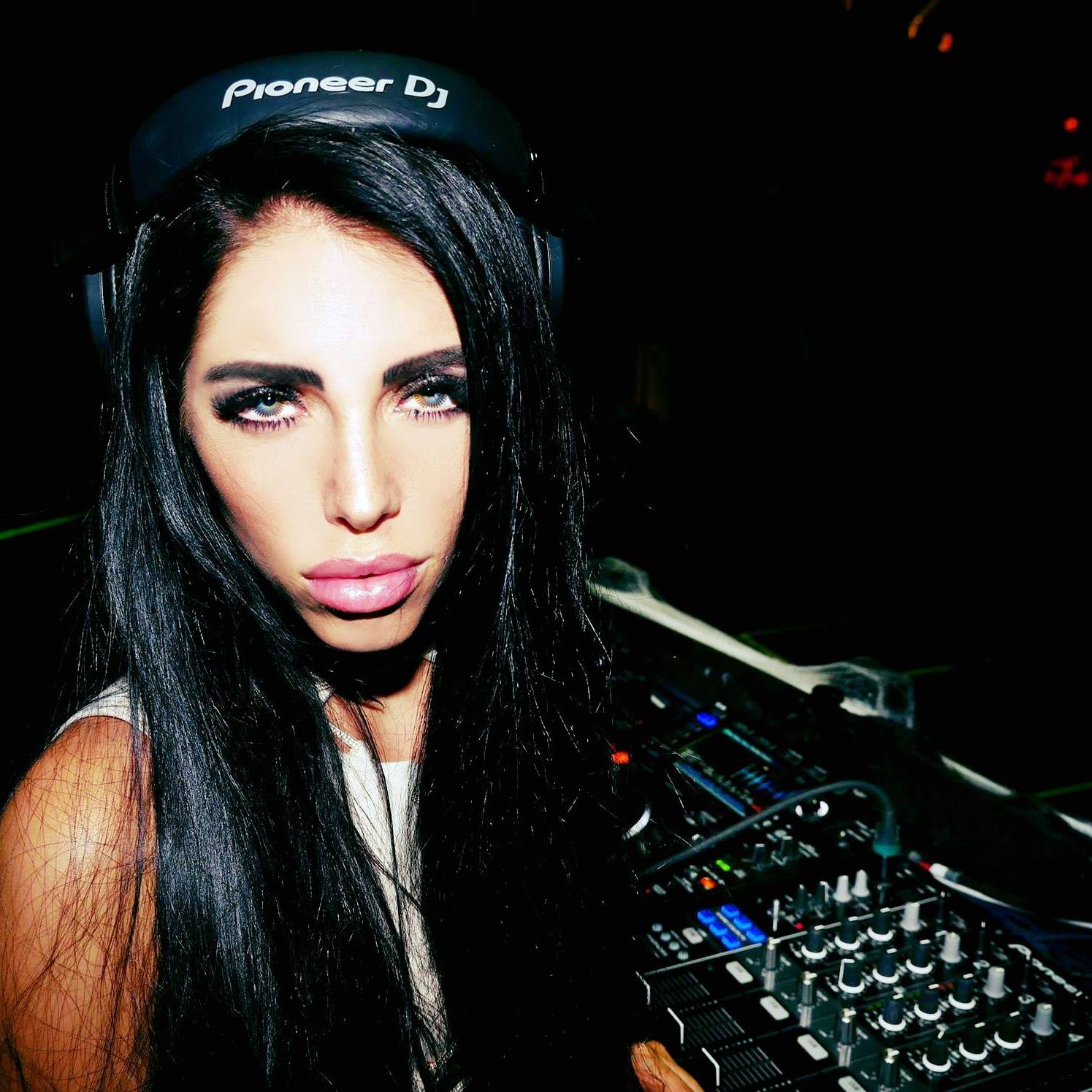 CAROLINE ROXY
