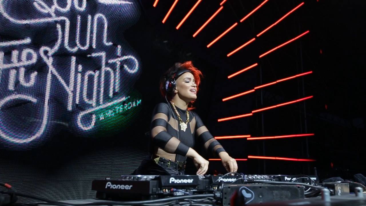 EVA SIMONS
