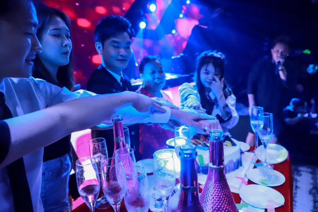 吉隆吉隆V酒吧,吉隆V CLUB