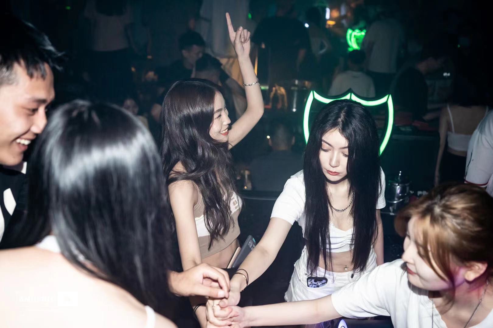 成都成都阿缪热酒吧,成都Amusing Night Club