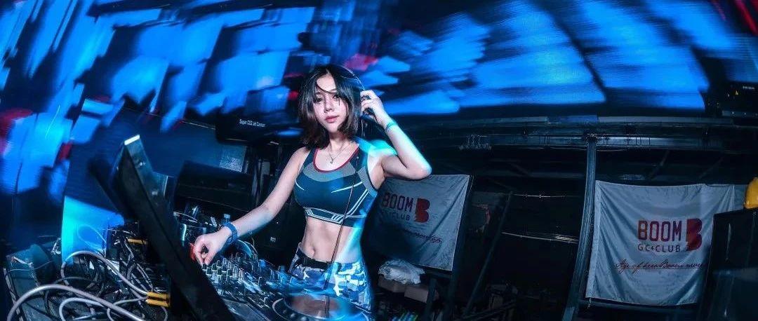 让你看看与OG差的只是一个年龄的女DJ！