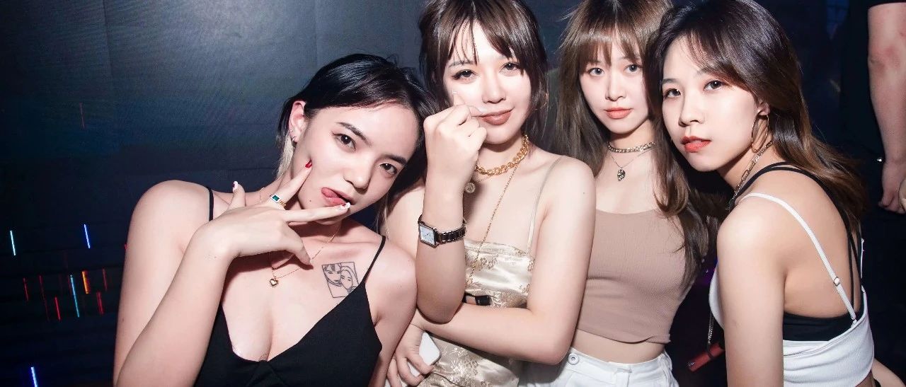 玫瑰花一直盛开，丘比特什么时候才会到来