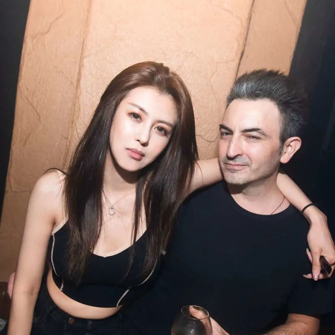夏夜里的晚风 ，吹拂着你在我怀中。
