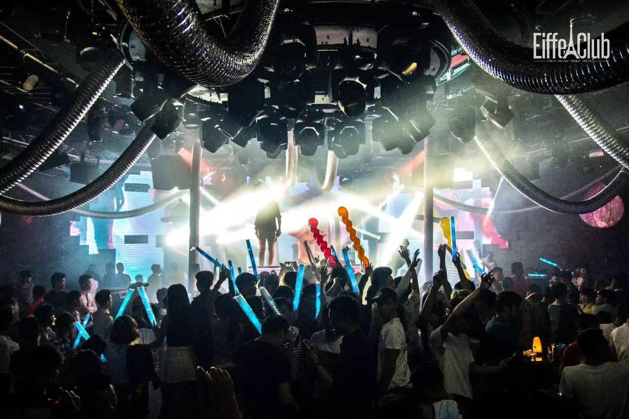 EIFFEL 回顾丨马爹利名仕特约〖太空旅客派对 X 百大巨幕〗 DJ ROCKETS用电音机枪打破太空的寂静，横扫夏日的沉闷