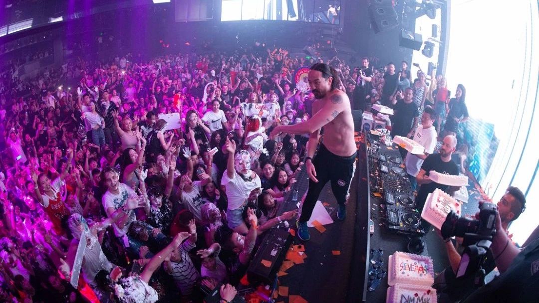 STEVE AOKI 的蛋糕命中了谁的红心？