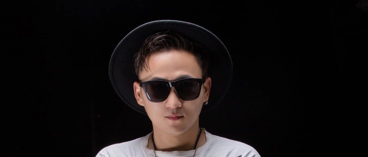 对音乐十年如一的热情，他不断挖掘音乐的深度