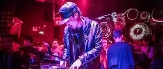 听了DJ Fader的音乐，就算腿骨折了也要继续蹦！