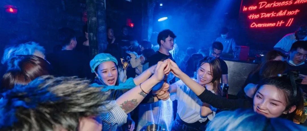 Hi MOLLY颜值暴击篇No.1 | 夜夜爆满！是什么魔力让美女不想回家？