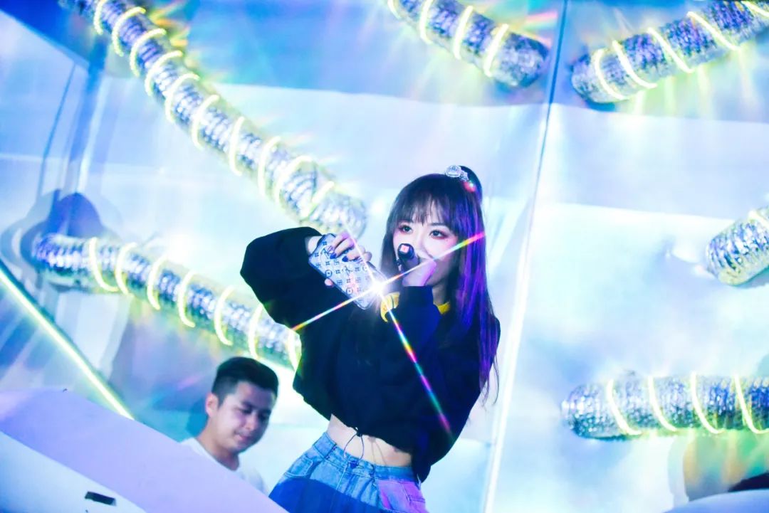 是小仙女，也是“人体节拍器”，DJ Tracy可酷可甜！-瑞安奥斯卡酒吧/Dr.Oscar/玩乐大师剧院式酒吧