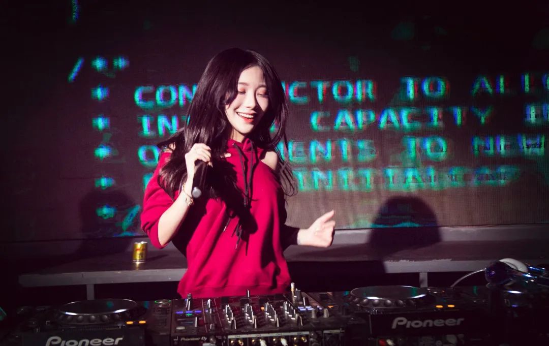 是小仙女，也是“人体节拍器”，DJ Tracy可酷可甜！-瑞安奥斯卡酒吧/Dr.Oscar/玩乐大师剧院式酒吧