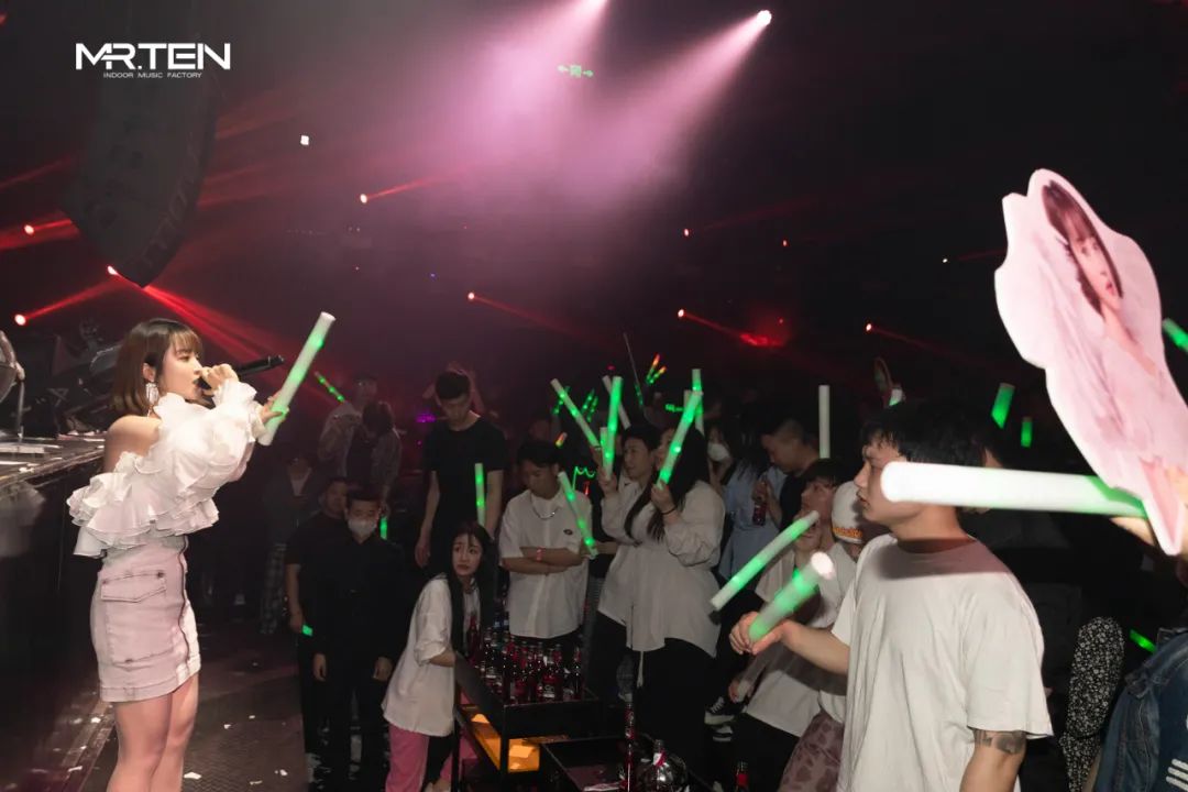 百变造型彭筝 带你走进她天真的世界-安阳TEN酒吧/MR.TEN CLUB