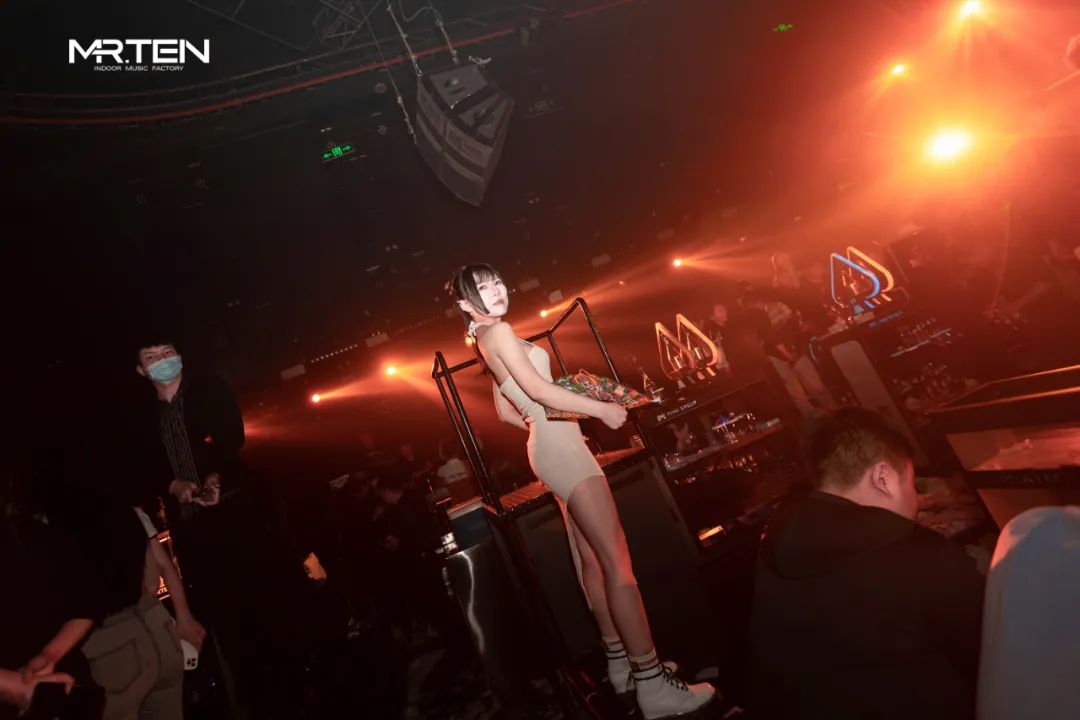 百变造型彭筝 带你走进她天真的世界-安阳TEN酒吧/MR.TEN CLUB