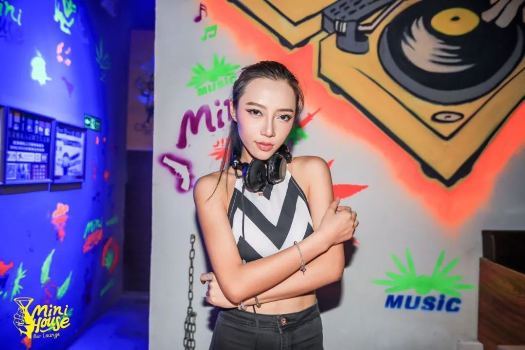 #夜宴CLUB 9月4日 嘉宾 【FIRE DISTRICT】精心准备的粉色炸弹！-广州夜宴CLUB