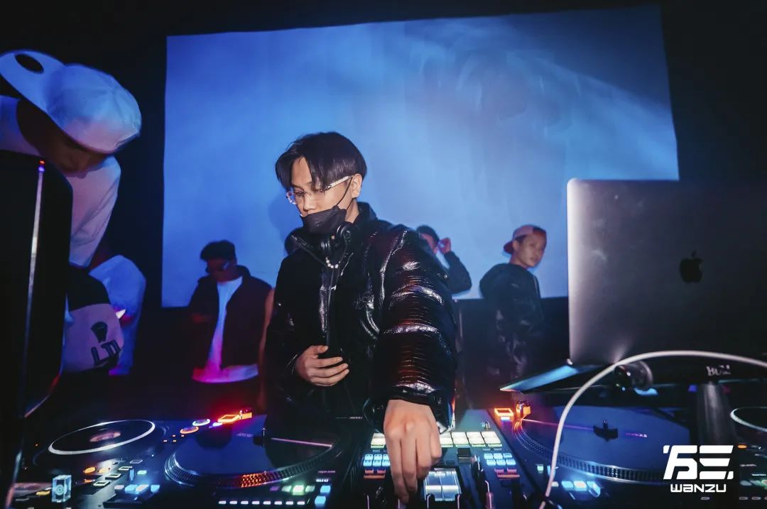 REVIEW｜Dec.31 2021 扬布拉德 LIVE in WANZU-成都万三酒吧/WANZU CLUB