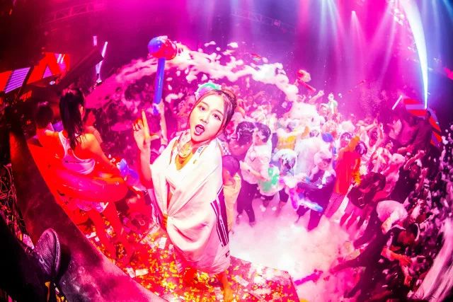 MIAMI CLUB丨6/25-26 性感女神组合，BUBBLE TIME!！“泡沫永炸机”开启，再度体验云端狂欢！！-南充迈阿密酒吧/MIAMI CLUB