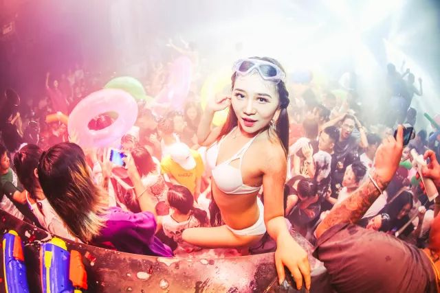 MIAMI CLUB丨6/25-26 性感女神组合，BUBBLE TIME!！“泡沫永炸机”开启，再度体验云端狂欢！！-南充迈阿密酒吧/MIAMI CLUB