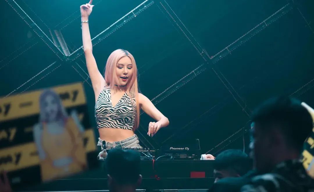 就在明晚 DJ BARBIE | 亚洲女子百大DJ芭比，以完美的舞台展现力击碎一切枷锁！-梧州JX酒吧/JX EDM LIVE