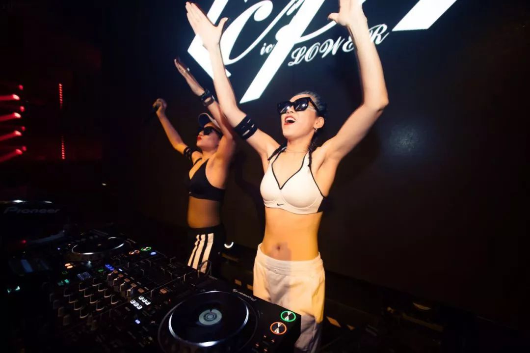 · CF DJS · | 2018年03月31日 | 亚洲顶级美女DJ组合-西宁皇后酒吧/QUEEN'S