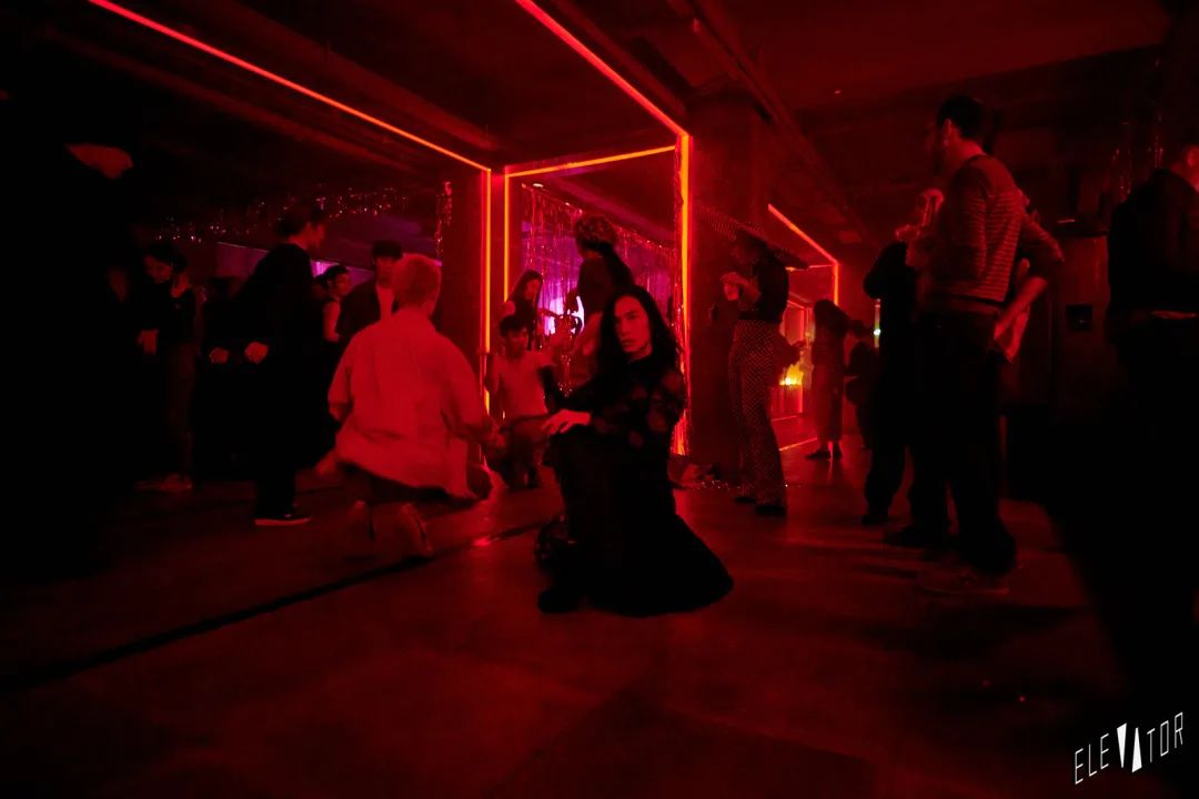 ▼ 电梯在开门之前 ▲-上海ELEVATOR/电梯酒吧