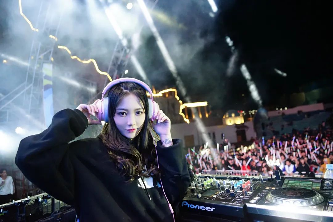 PARTY ROOM 05/28电音大咖│是小仙女，也是“人体节拍器”，DJ Tracy可酷可甜！-丽水Party Room百大电音剧场