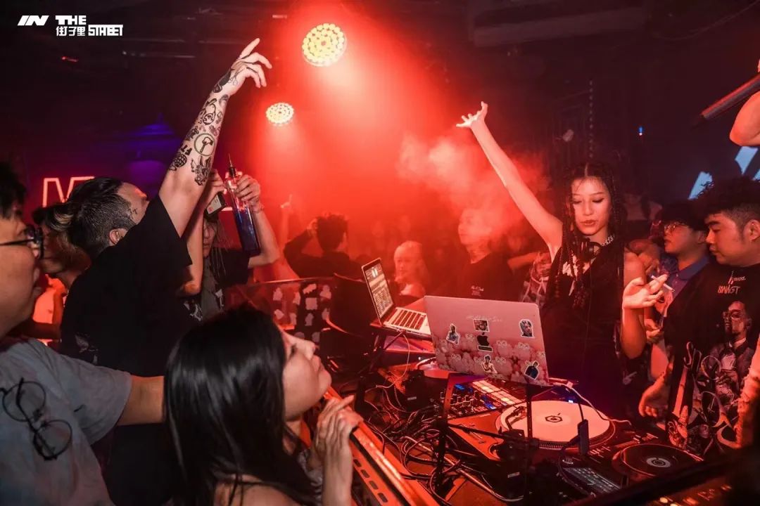 今 晚 | 戴好头套，在SHOOT的舞池和DJ NATAASHA一起火并平安夜-杭州SHOOT酒吧