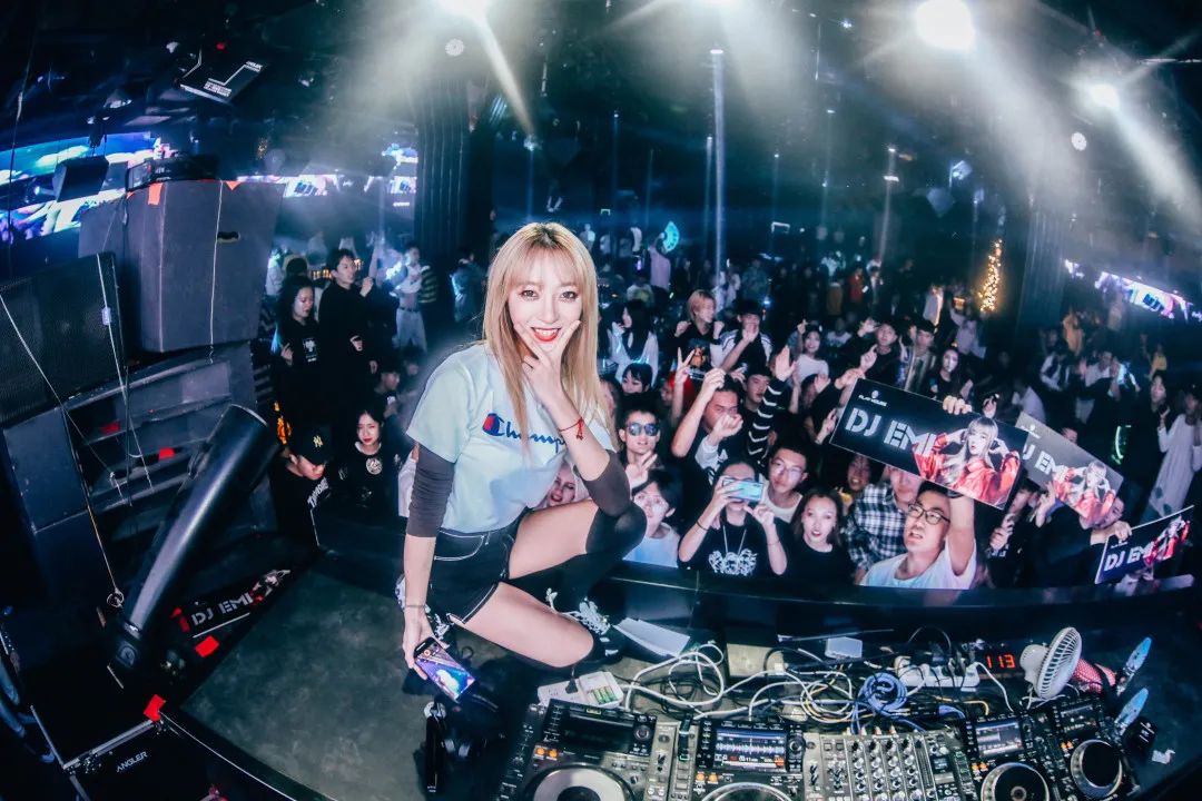 08/13 # 甜心EMI·向你发出爱的信号-福州SST酒吧/SST NIGHTCLUB