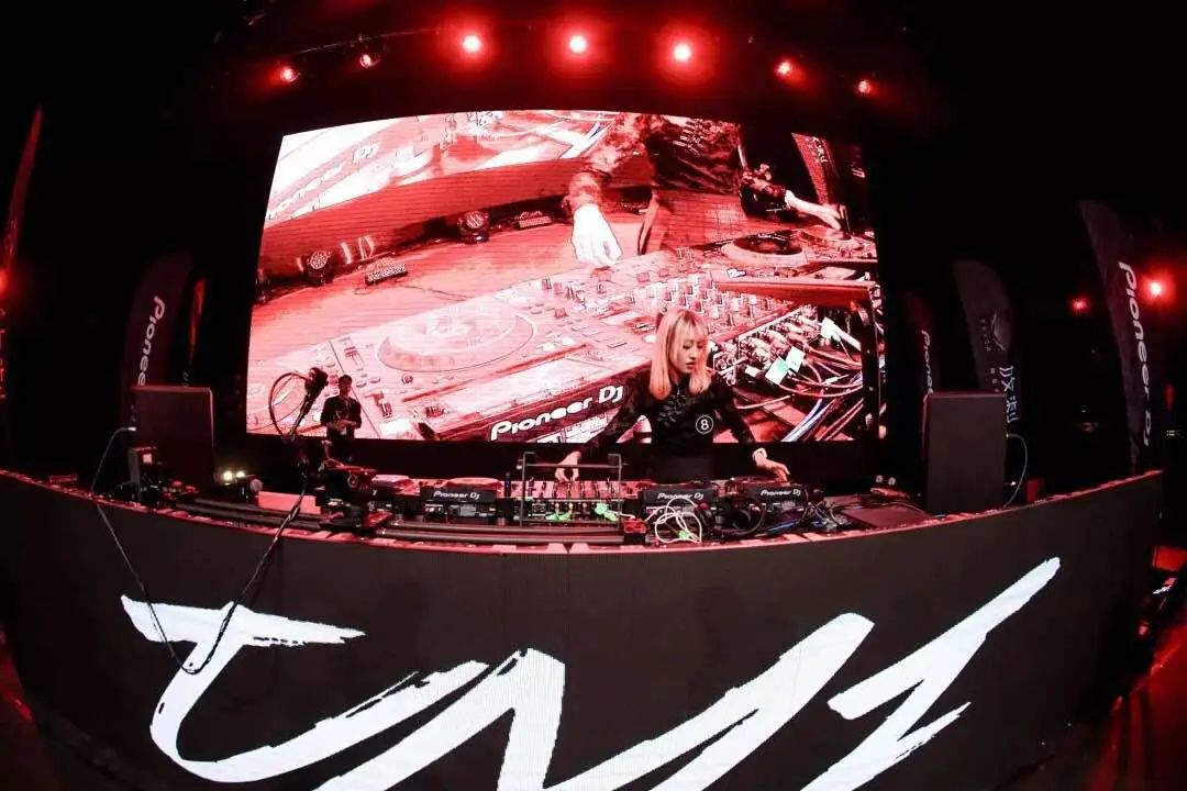 8.06 / MIUMIU3.0 CLUB & DJ-UMI 抖音百万粉丝新晋人气DJ玩蛇少女粉丝见面会，女神喊你来蹦迪啦～-潮州MIUMIU酒吧/缪缪酒吧