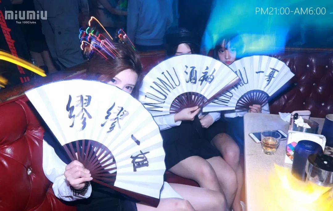就在今晚 4/27特邀异国双人组合带来唯美“空中芭蕾'有一种舞蹈要抬起头欣赏-潮州MIUMIU酒吧/缪缪酒吧