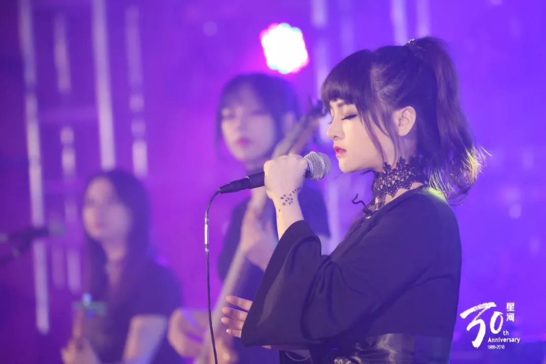 抖音热播歌曲｜单曲点击量上亿《青梅竹马》陈秋含6月22日唱响百威铝瓶之夜-潮州MIUMIU酒吧/缪缪酒吧
