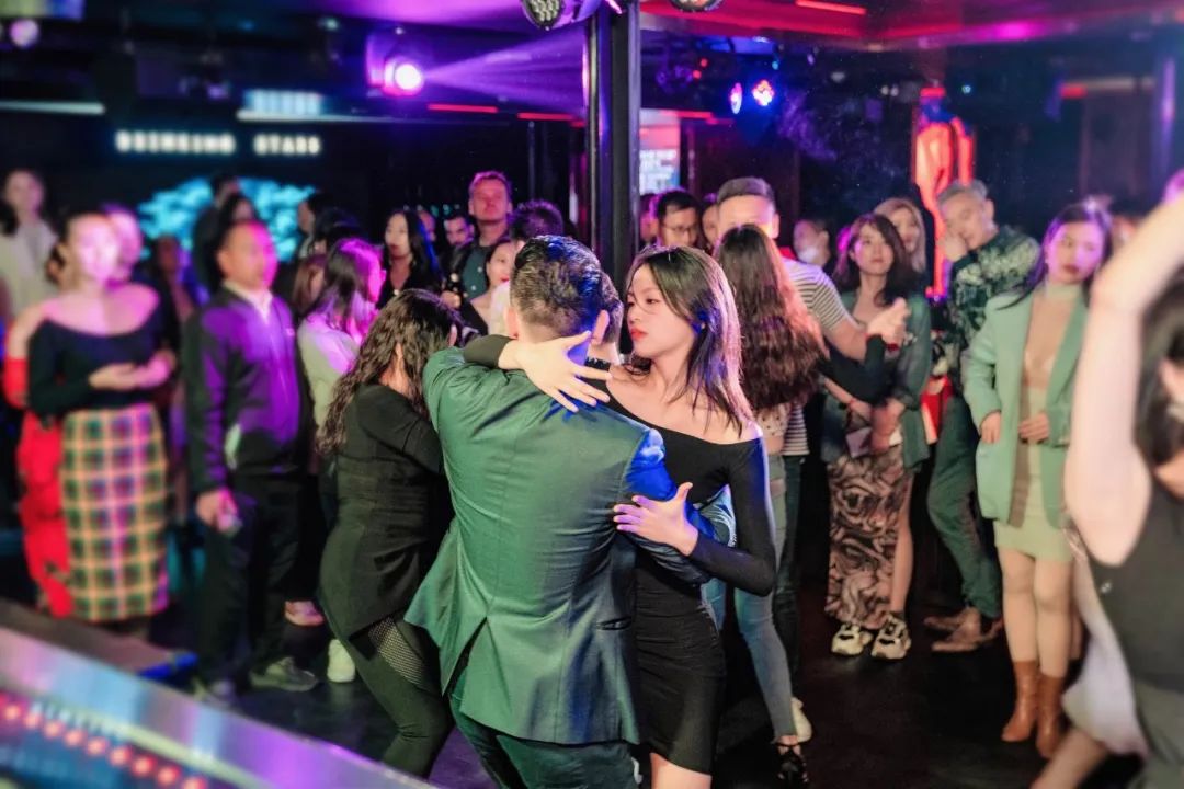 50位客人预定了1月20日周五春节全行业精英社交之夜 Jan.20 Spring Festival Elite Evening-上海FC酒吧/FC Club 50位客人预定了1月20日周五春节全行业精英社交之夜 Jan.20 Spring Festival Elite Evening-上海FC酒吧/FC Club