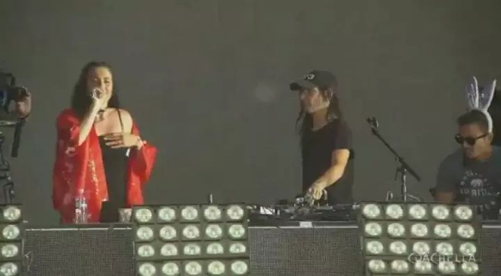 Skrillex给Anna Lunoe在Coachella留下了一个难忘时刻-PYRO音乐