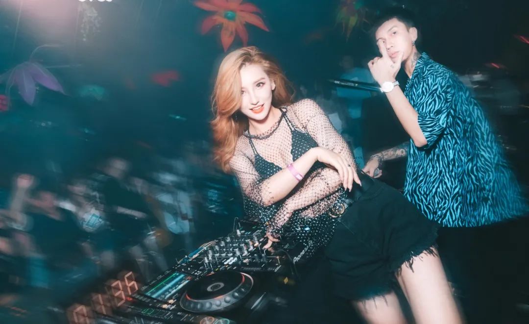 一个甜一个御,一个辣一个A,问你怎么选?-襄阳欧米亚酒吧/OMNIA club 一个甜一个御,一个辣一个A,问你怎么选?-襄阳欧米亚酒吧/OMNIA club