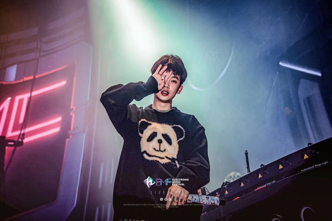 𝗖𝗟𝗨𝗕 𝗘𝗠𝗙 | DJ Demon以独特的方式打破夜晚，解锁脱单秘籍-海口EMF酒吧/EMF CLUB