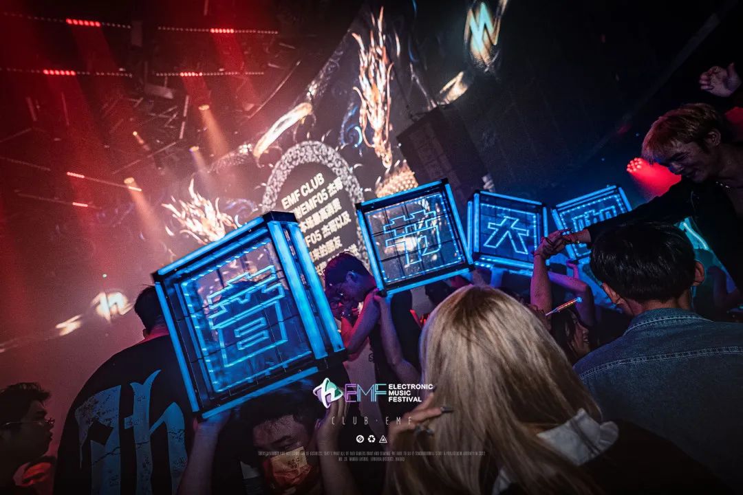 𝗖𝗟𝗨𝗕 𝗘𝗠𝗙 | DJ Demon以独特的方式打破夜晚，解锁脱单秘籍-海口EMF酒吧/EMF CLUB
