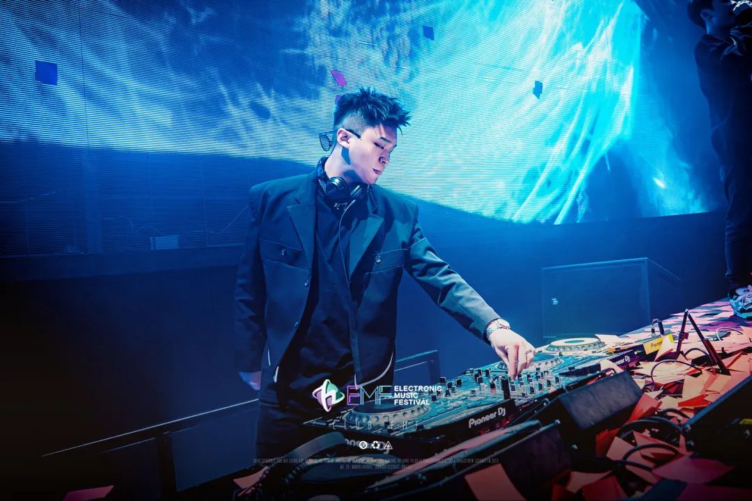 𝗖𝗟𝗨𝗕 𝗘𝗠𝗙 | DJ Demon以独特的方式打破夜晚，解锁脱单秘籍-海口EMF酒吧/EMF CLUB