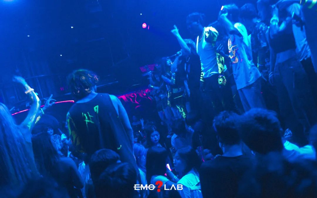 RECAP | 在黑暗中当了一次会发光的 “显眼包” ！下一个 “ ？” 派对很快就会到来！@EMOLAB-广州EMO酒吧/EMO LAB CLUB