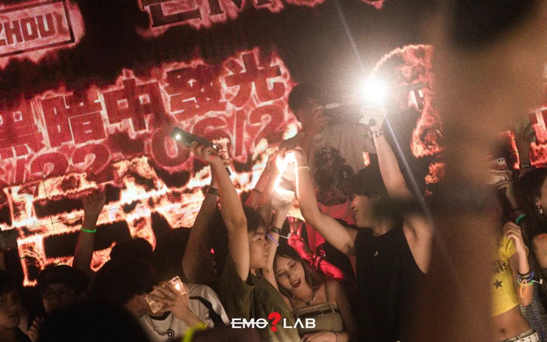 RECAP | 在黑暗中当了一次会发光的 “显眼包” ！下一个 “ ？” 派对很快就会到来！@EMOLAB-广州EMO酒吧/EMO LAB CLUB