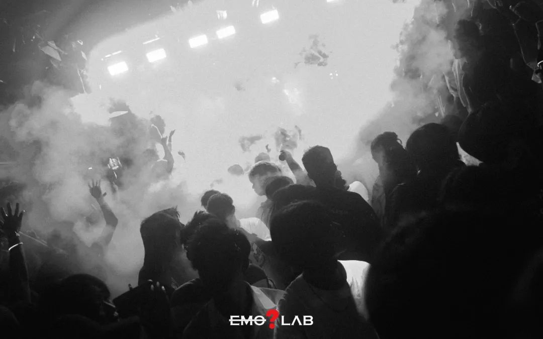 RECAP | 在黑暗中当了一次会发光的 “显眼包” ！下一个 “ ？” 派对很快就会到来！@EMOLAB-广州EMO酒吧/EMO LAB CLUB