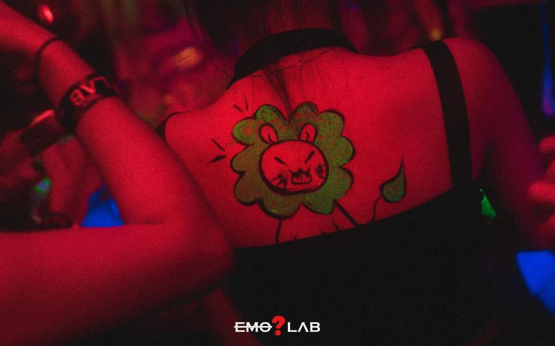 RECAP | 在黑暗中当了一次会发光的 “显眼包” ！下一个 “ ？” 派对很快就会到来！@EMOLAB-广州EMO酒吧/EMO LAB CLUB