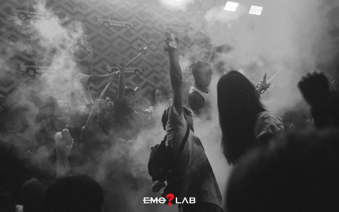 RECAP | 在黑暗中当了一次会发光的 “显眼包” ！下一个 “ ？” 派对很快就会到来！@EMOLAB-广州EMO酒吧/EMO LAB CLUB