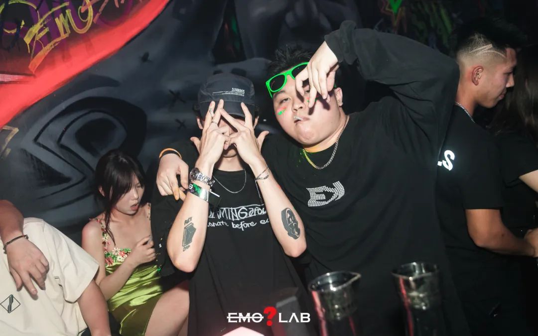 RECAP | 在黑暗中当了一次会发光的 “显眼包” ！下一个 “ ？” 派对很快就会到来！@EMOLAB-广州EMO酒吧/EMO LAB CLUB
