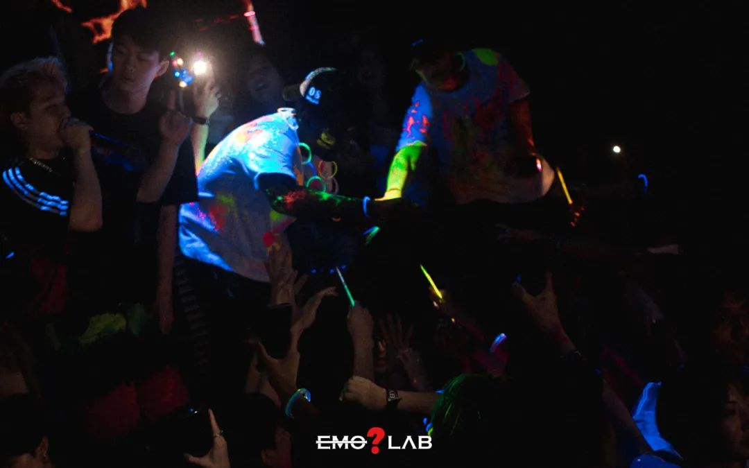 RECAP | 在黑暗中当了一次会发光的 “显眼包” ！下一个 “ ？” 派对很快就会到来！@EMOLAB-广州EMO酒吧/EMO LAB CLUB