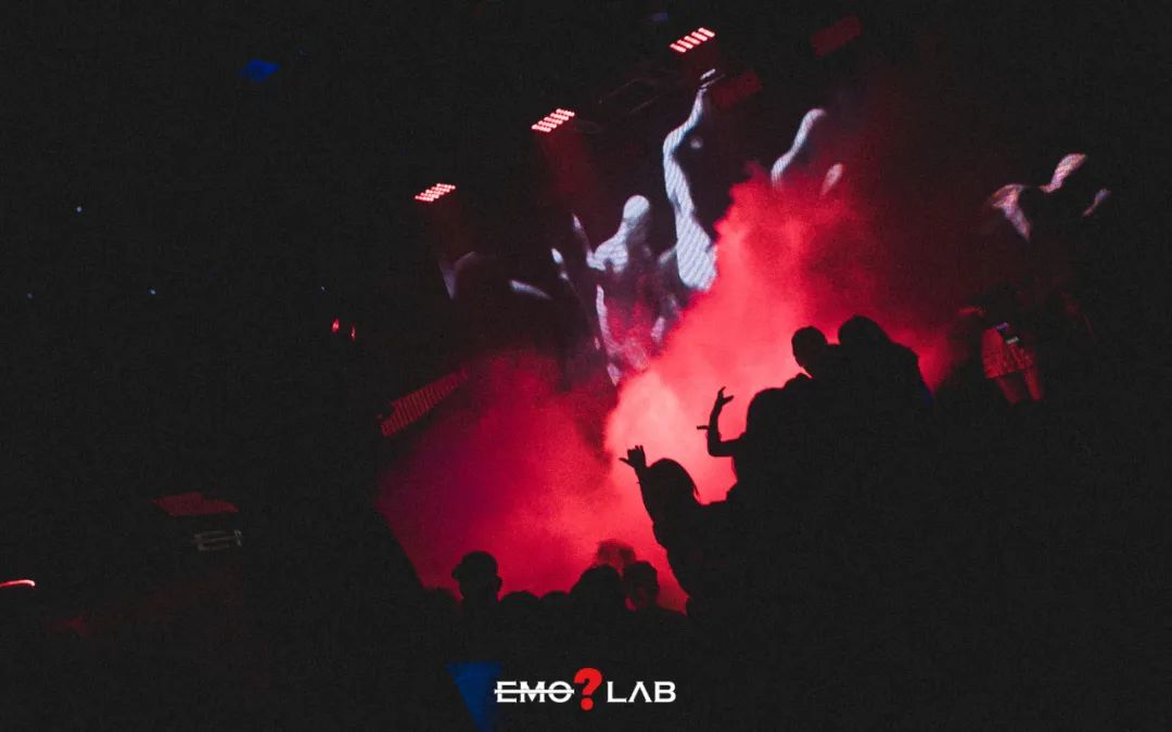 RECAP | 在黑暗中当了一次会发光的 “显眼包” ！下一个 “ ？” 派对很快就会到来！@EMOLAB-广州EMO酒吧/EMO LAB CLUB