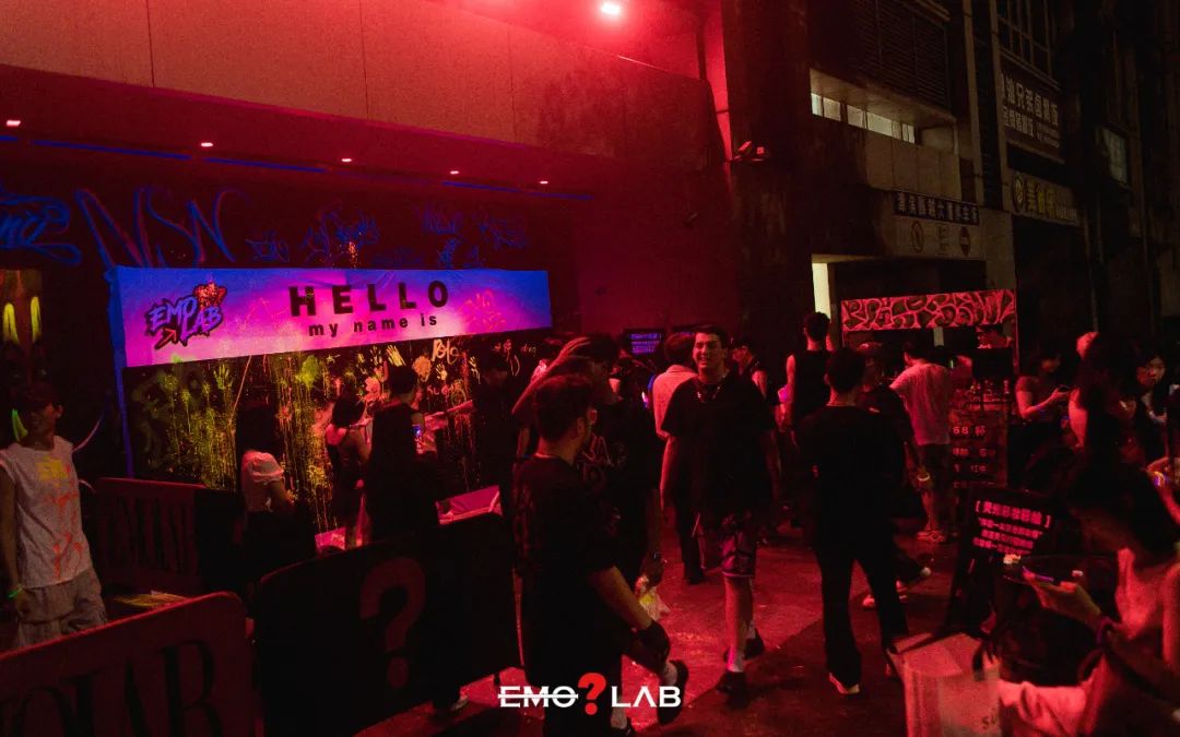 RECAP | 在黑暗中当了一次会发光的 “显眼包” ！下一个 “ ？” 派对很快就会到来！@EMOLAB-广州EMO酒吧/EMO LAB CLUB
