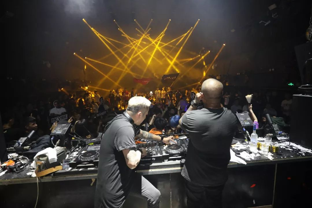 地表最强音乐季|07/05 DJ RANDY &MC VIBE强强联手→电音实力的碰撞！-襄阳新伊莎酒吧/focus club